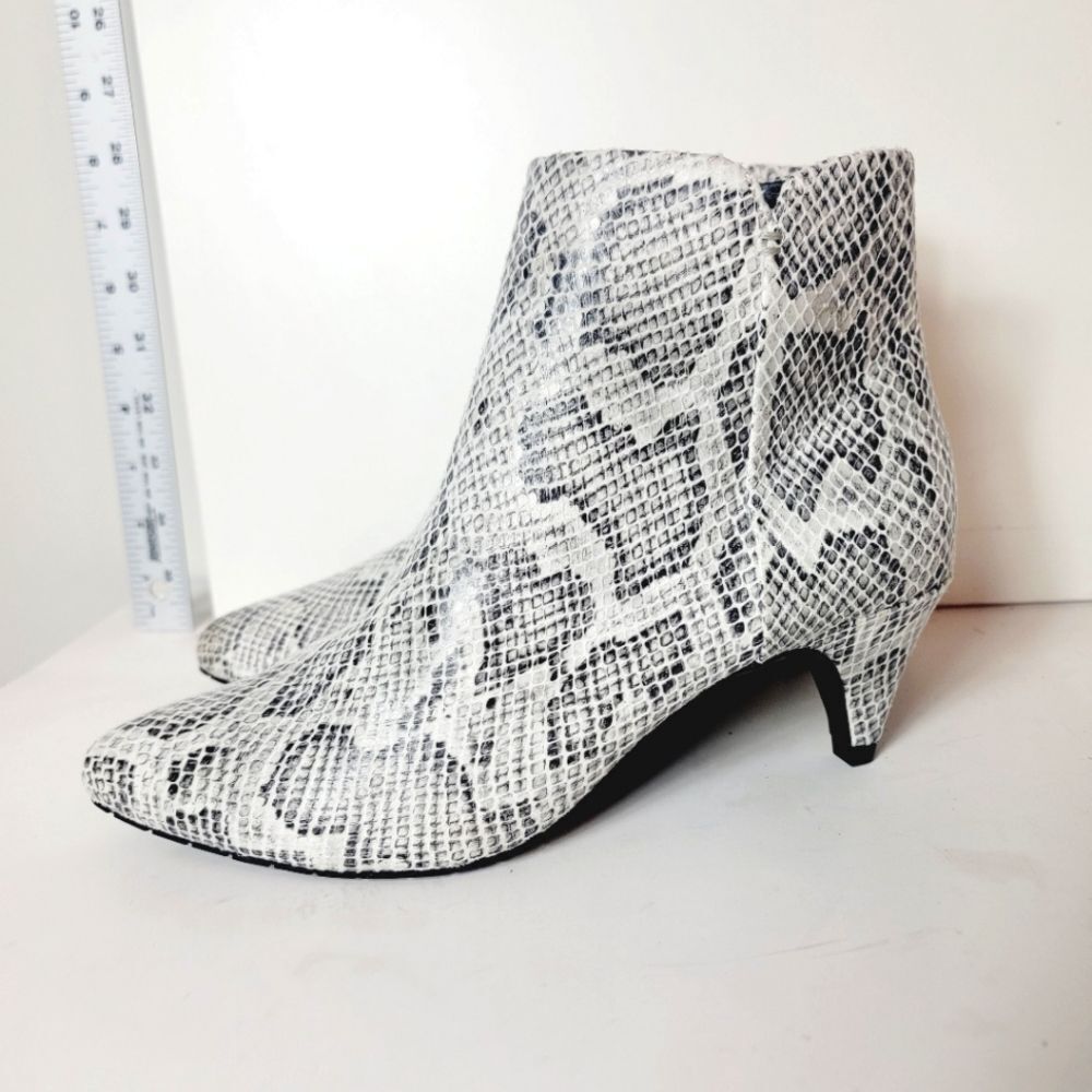 NWT Kenneth Cole Reaction Snake Embossed Kick Bit Shootie Ankle Bootie Size 7